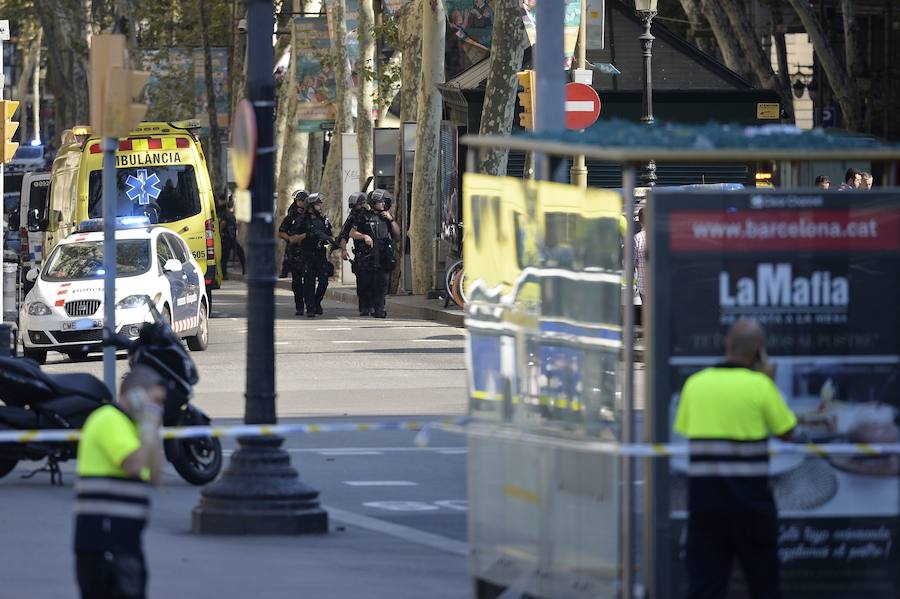 Una furgoneta blanca ha arremetido contra los viandantes en una de las calles más turísticas de Barcelona