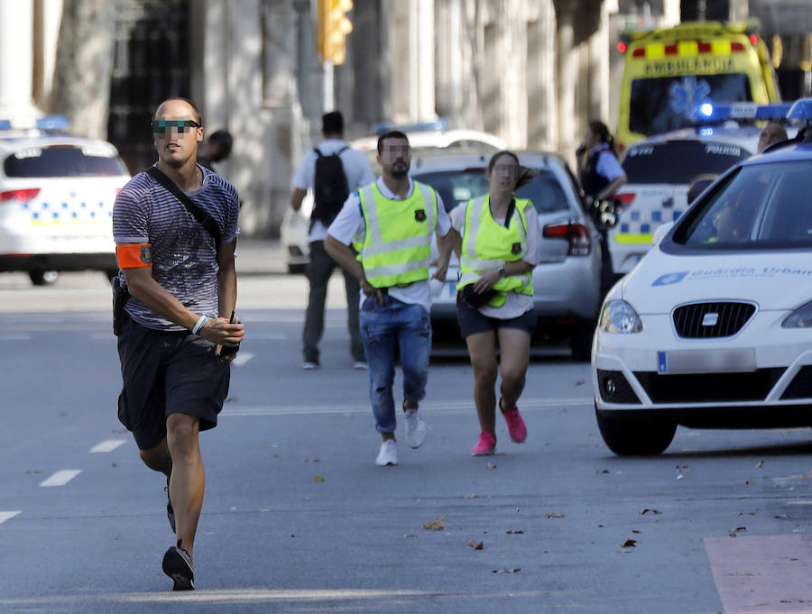 Una furgoneta blanca ha arremetido contra los viandantes en una de las calles más turísticas de Barcelona