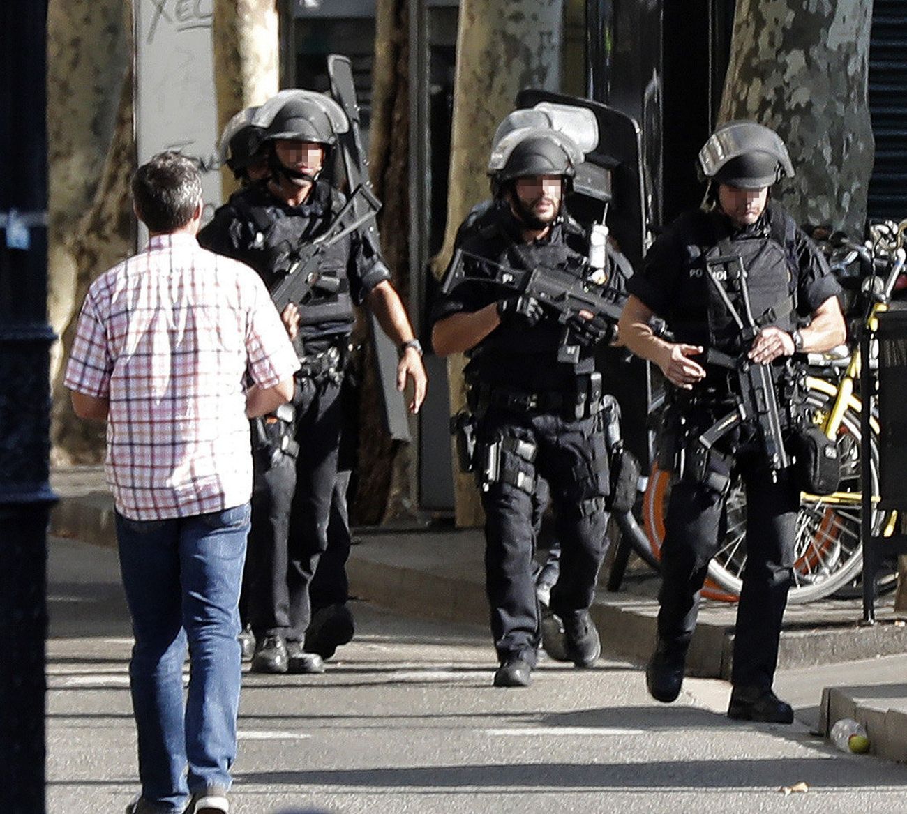 Conmoción tras el atentado ocurrido en Barcelona. Imágenes de los efectivos policiales en la zona