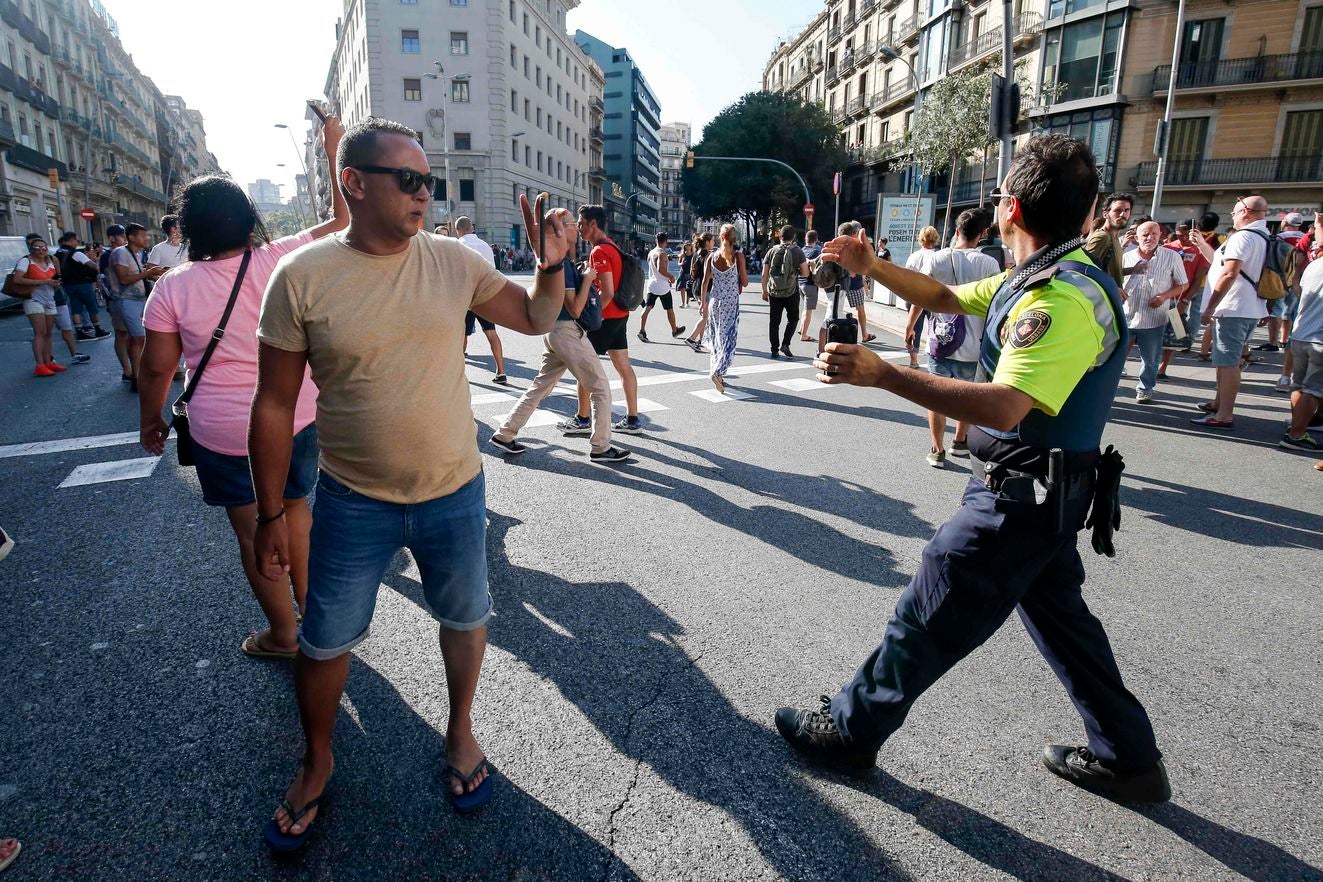 Conmoción tras el atentado ocurrido en Barcelona. Imágenes de los efectivos policiales en la zona