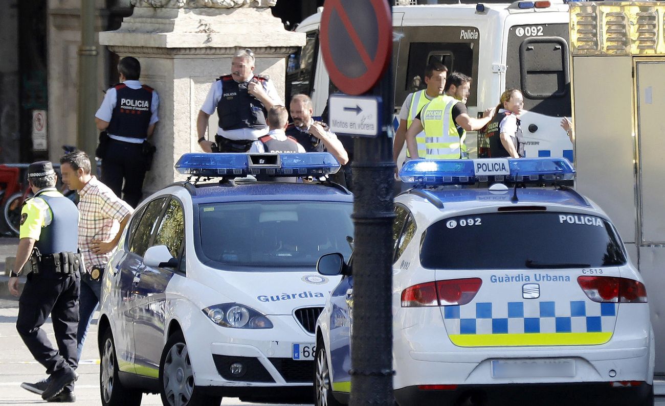 Conmoción tras el atentado ocurrido en Barcelona. Imágenes de los efectivos policiales en la zona