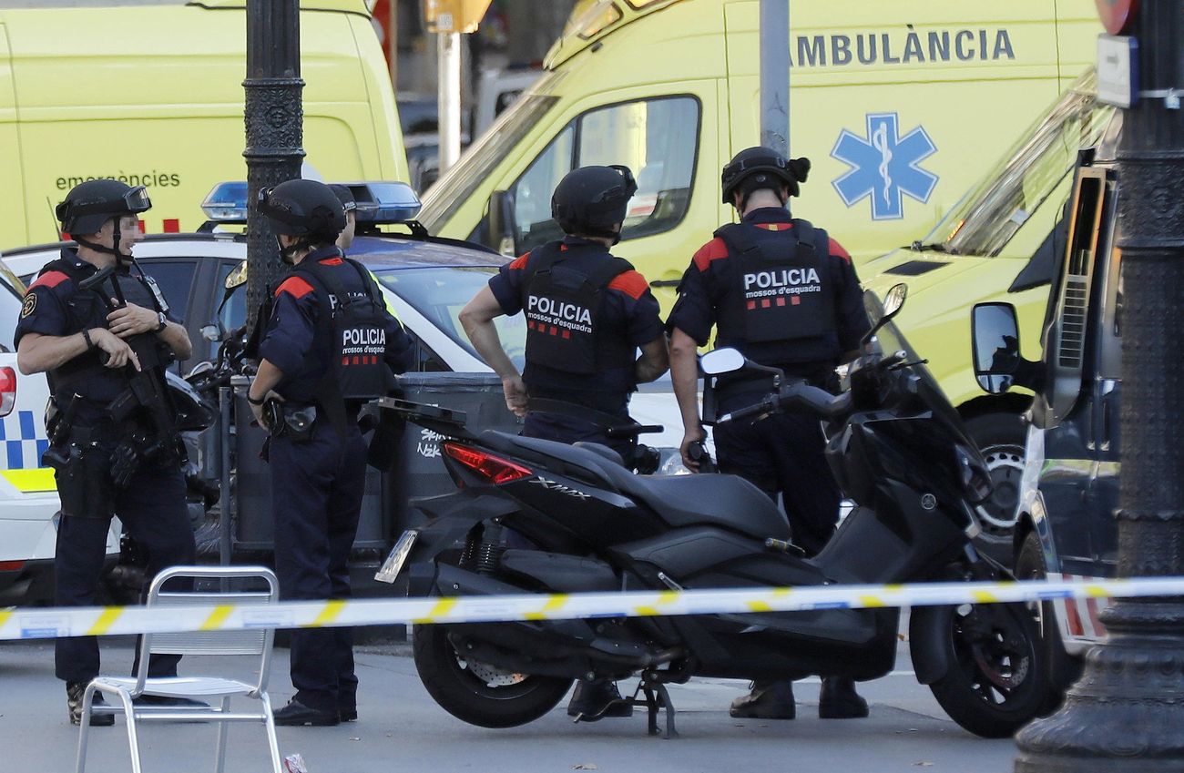 Conmoción tras el atentado ocurrido en Barcelona. Imágenes de los efectivos policiales en la zona