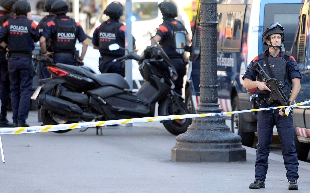 Conmoción tras el atentado ocurrido en Barcelona. Imágenes de los efectivos policiales en la zona