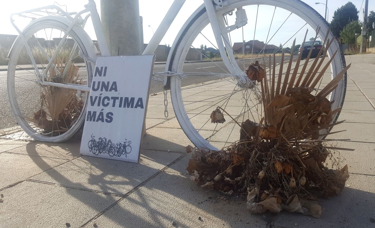 La memoria del joven ciclista, fallecido cuando acudía en bici a realizar sus prácticas docentes sigue presente después de que desapareciera la primera bicicleta que le rendía homenaje en el lugar del suceso