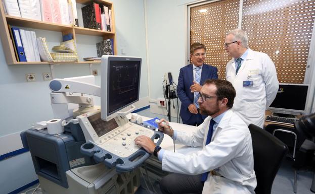 El gerente regional de Salud, Rafael López, visita la nueva Unidad de Ictus del Hospital Clínico Universitario de Valladolid