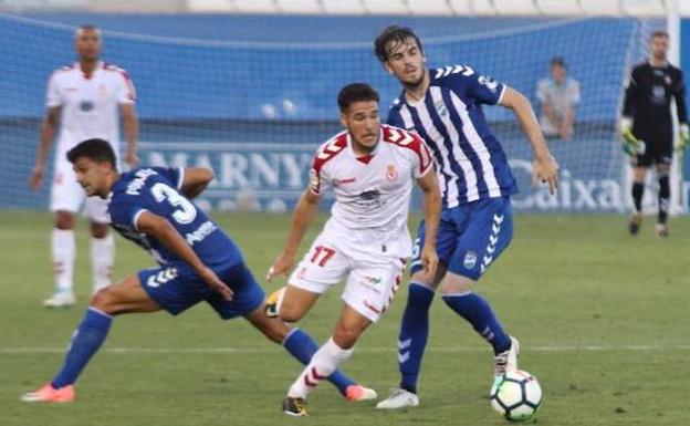 Emi Buendía trata de controlar un balón durante el partido.