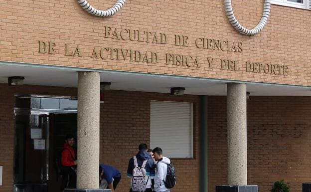 Fachada de la Facultad de Ciencias de la Actividad Física y del Deporte. 