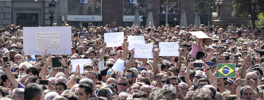 Centenares de personas se concentran en Barcelona para rechazar el atentado terrorista.