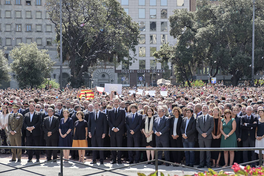 Centenares de personas se concentran en Barcelona para rechazar el atentado terrorista.