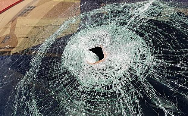 Daño provocado por el hacha sobre el vehículo de la agredida.