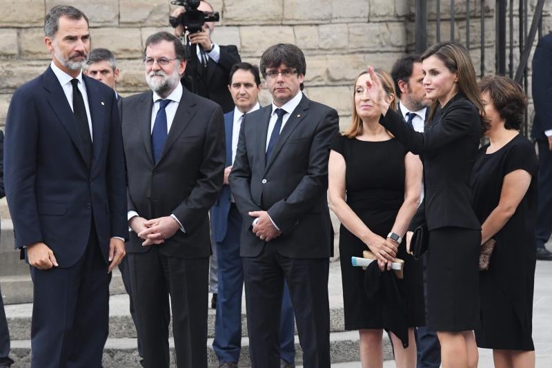 Los Reyes, Rajoy y Puigdemont presiden una ceremonia de homenaje por los atentados en Barcelona y Cambrils