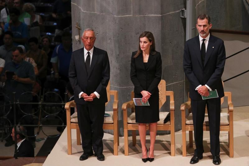 Los Reyes, Rajoy y Puigdemont presiden una ceremonia de homenaje por los atentados en Barcelona y Cambrils