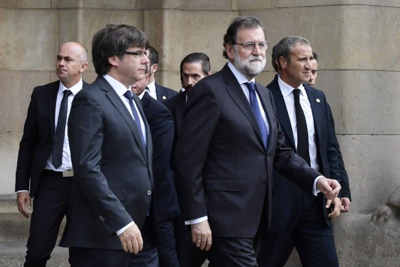 Los Reyes, Rajoy y Puigdemont presiden una ceremonia de homenaje por los atentados en Barcelona y Cambrils