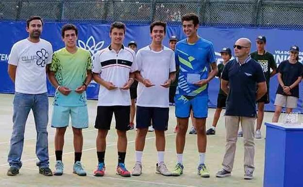 Garcia y Vives (D) reciben los trofeos como campeones de dobles.