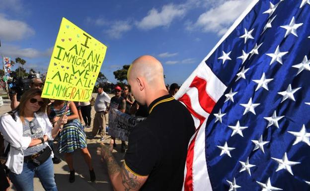 Manifestantes de extrema derecha y antifascistas se enfrentan en California