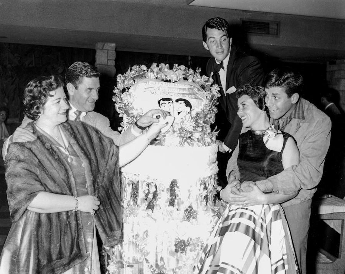 Una foto de recuerdo entre Jerry Lewis (D), Patti Lewis (2-D), and Dean Martin (Arriba) in Las Vegas 