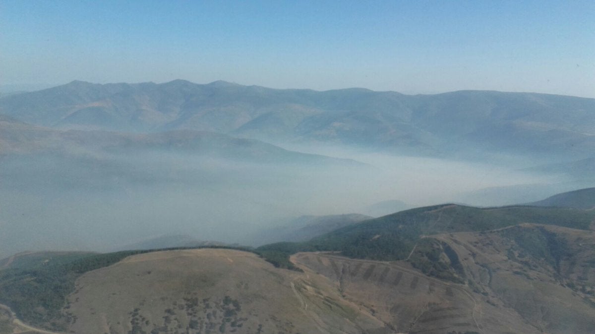 El fuego afecta principalmente a una zona de matorral, pero es una zona escarpada y de acceso complicado que dificulta las labores de extinción | El fuego, de carácter intencionado y que se localizó en Losadilla, localidad perteneciente a Encinedo, está fuera de control