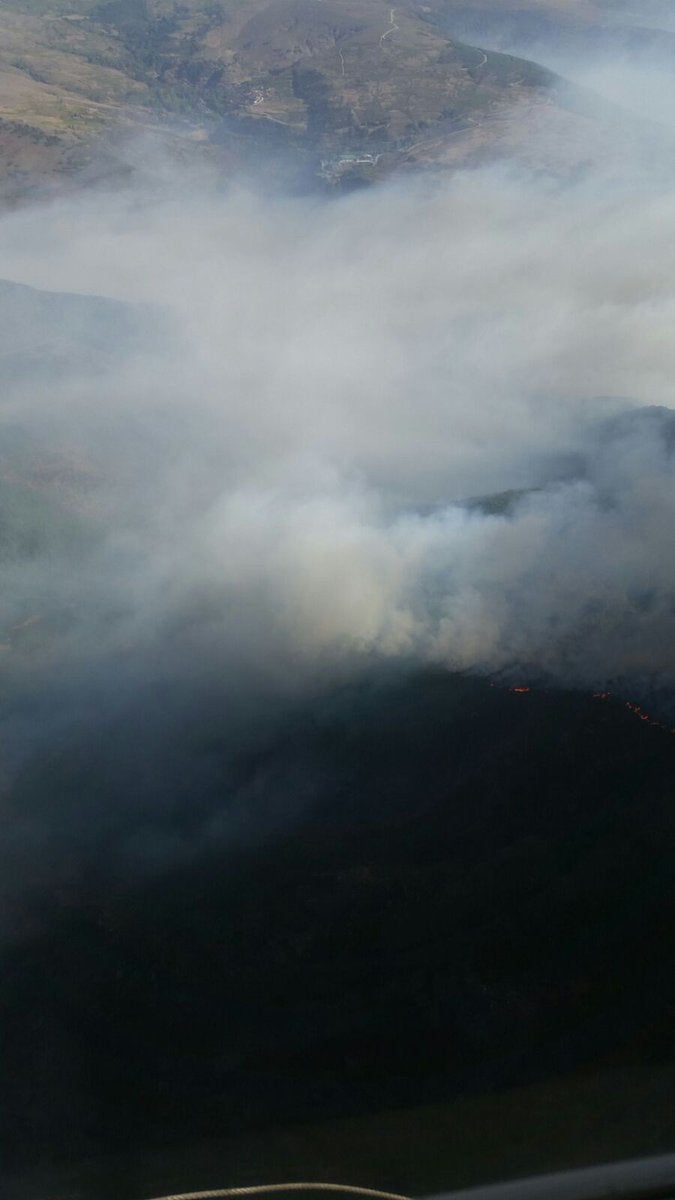 El fuego afecta principalmente a una zona de matorral, pero es una zona escarpada y de acceso complicado que dificulta las labores de extinción | El fuego, de carácter intencionado y que se localizó en Losadilla, localidad perteneciente a Encinedo, está fuera de control