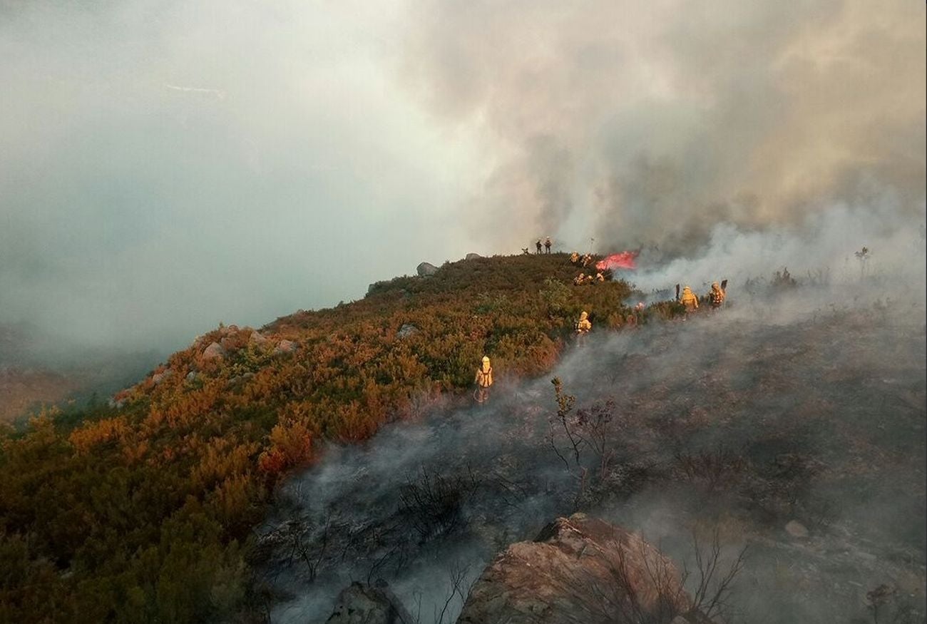 El fuego afecta principalmente a una zona de matorral, pero es una zona escarpada y de acceso complicado que dificulta las labores de extinción | El fuego, de carácter intencionado y que se localizó en Losadilla, localidad perteneciente a Encinedo, está fuera de control