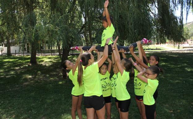 Las jóvenes gimnastas en el Campus del Club Ritmo.