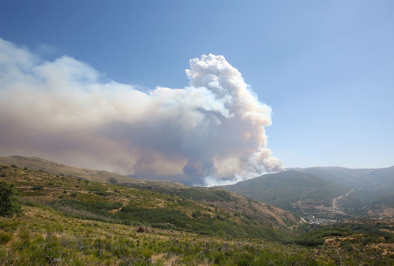 El fuego afecta principalmente a una zona de matorral, pero es una zona escarpada y de acceso complicado que dificulta las labores de extinción | El fuego, de carácter intencionado y que se localizó en Losadilla, localidad perteneciente a Encinedo, está fuera de control