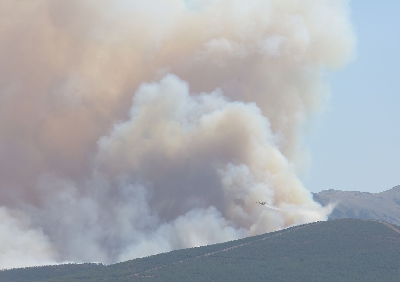 El fuego afecta principalmente a una zona de matorral, pero es una zona escarpada y de acceso complicado que dificulta las labores de extinción | El fuego, de carácter intencionado y que se localizó en Losadilla, localidad perteneciente a Encinedo, está fuera de control