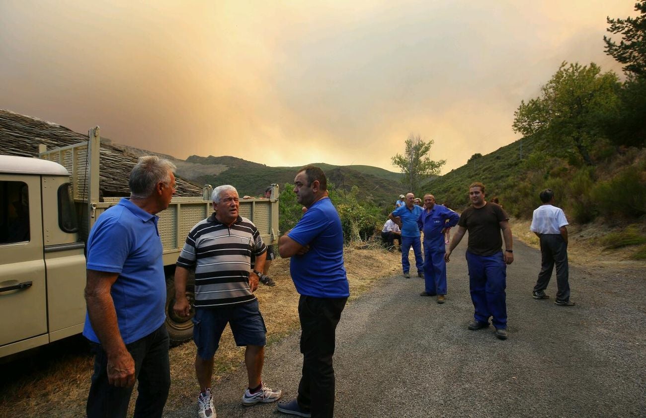 El fuego afecta principalmente a una zona de matorral, pero es una zona escarpada y de acceso complicado que dificulta las labores de extinción | El fuego, de carácter intencionado y que se localizó en Losadilla, localidad perteneciente a Encinedo, está fuera de control