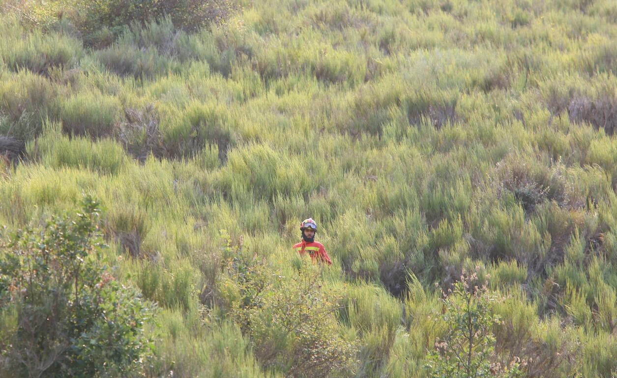 Vecinos de Santa Eulalia de La Cabrera desalojados de sus viviendas por la amenaza del fuego.