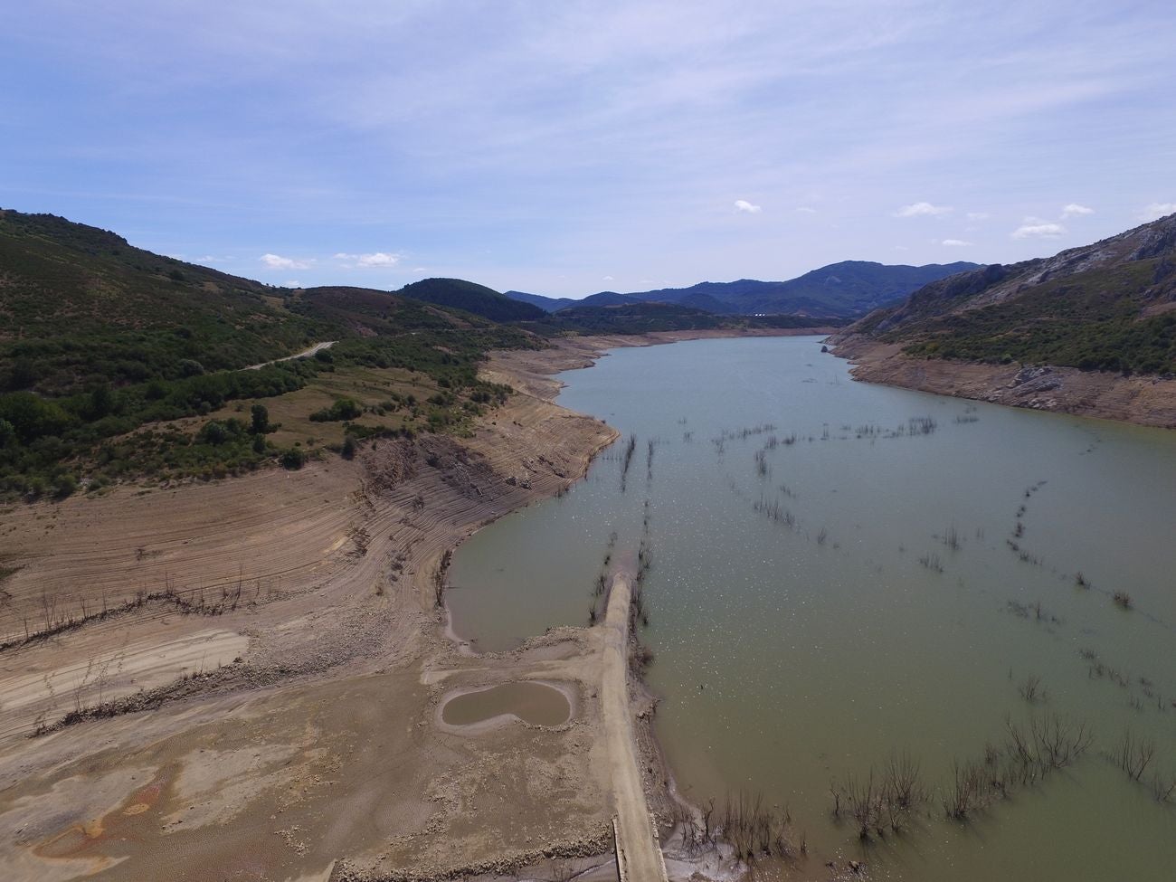 El desierto provocado por la sequía 'descubre' historias perdidas | Las viejas edificaciones de Riaño salen a la luz al ritmo de 20 metros diarios