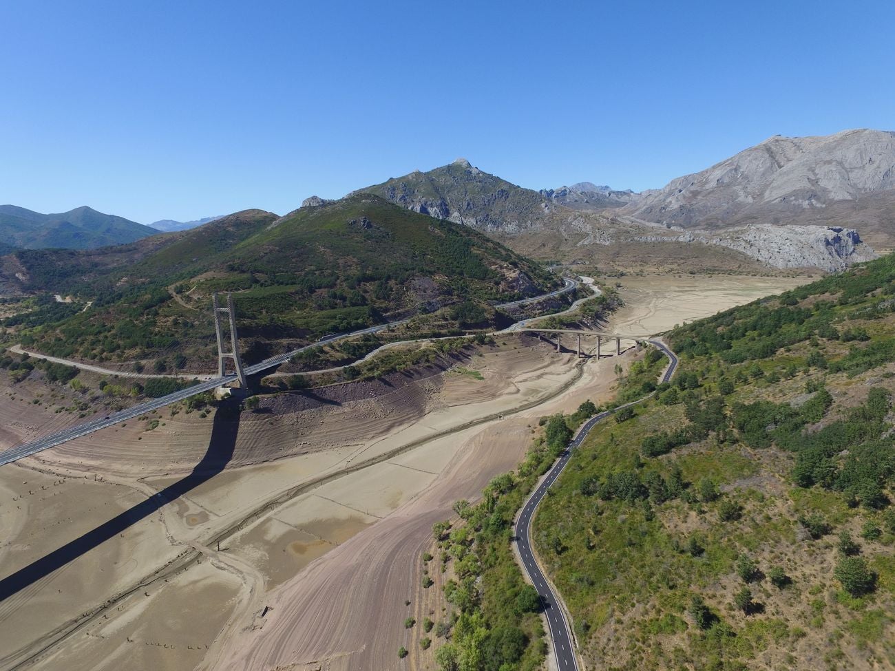 El desierto provocado por la sequía 'descubre' historias perdidas | Las viejas edificaciones de Riaño salen a la luz al ritmo de 20 metros diarios