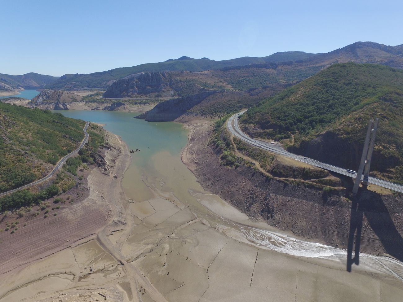 El desierto provocado por la sequía 'descubre' historias perdidas | Las viejas edificaciones de Riaño salen a la luz al ritmo de 20 metros diarios