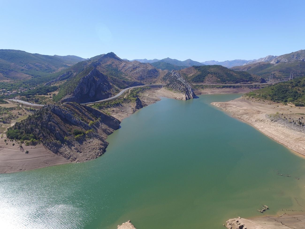 El desierto provocado por la sequía 'descubre' historias perdidas | Las viejas edificaciones de Riaño salen a la luz al ritmo de 20 metros diarios