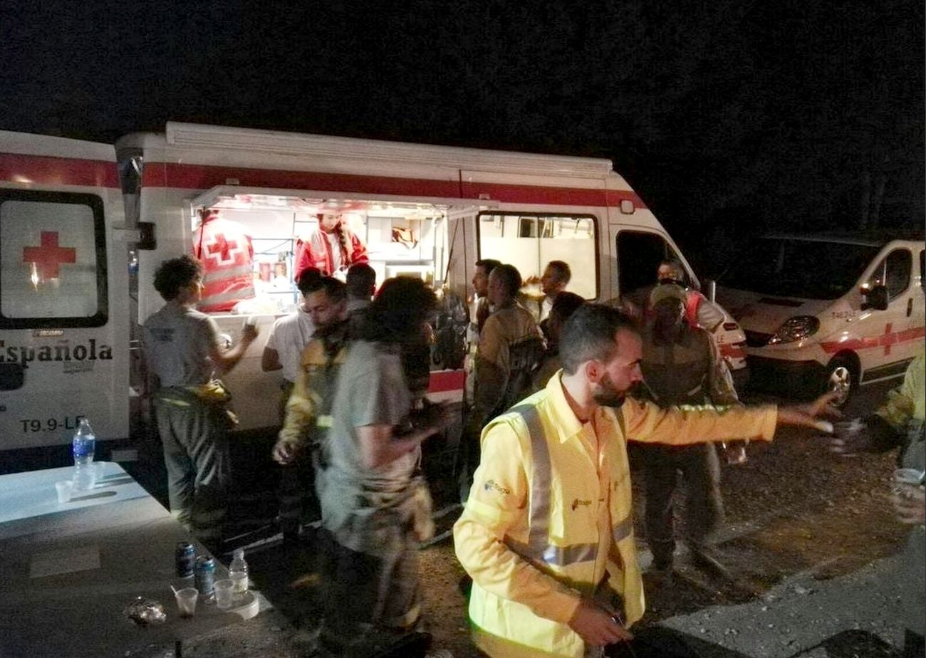 Efectivos de la Cruz Roja se desplazan a La Cabrera para 'avituallar' a los brigadistas durante los turnos de noche