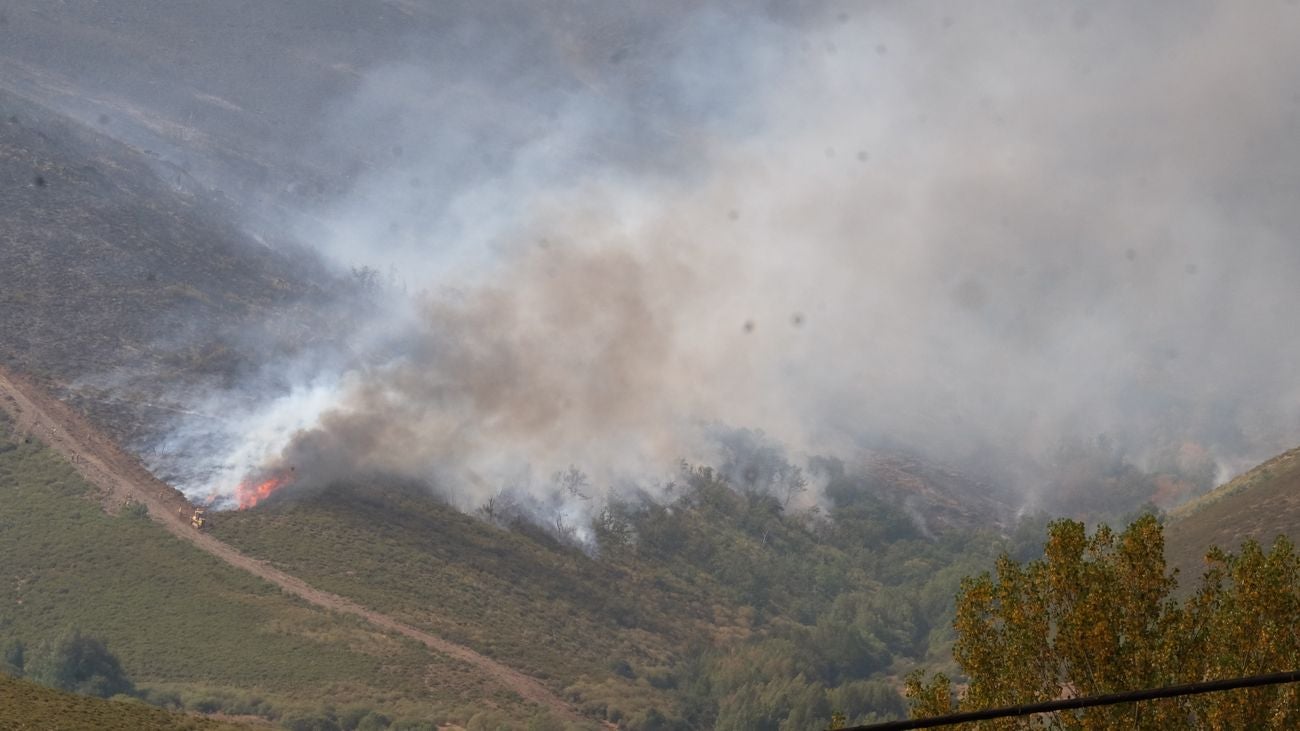 Efectivos de la Cruz Roja se desplazan a La Cabrera para 'avituallar' a los brigadistas durante los turnos de noche
