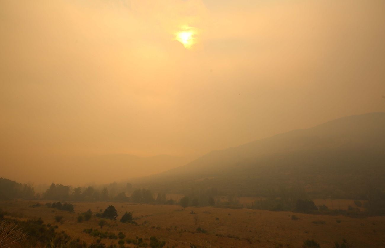 La ceniza caída del cielo y la intensa humareda visible desde varios kilómetros de distancia marcan el despertar de los pueblos afectados por el incendio de nivel 2 que afecta a los municipios leoneses de Truchas y Encinedo