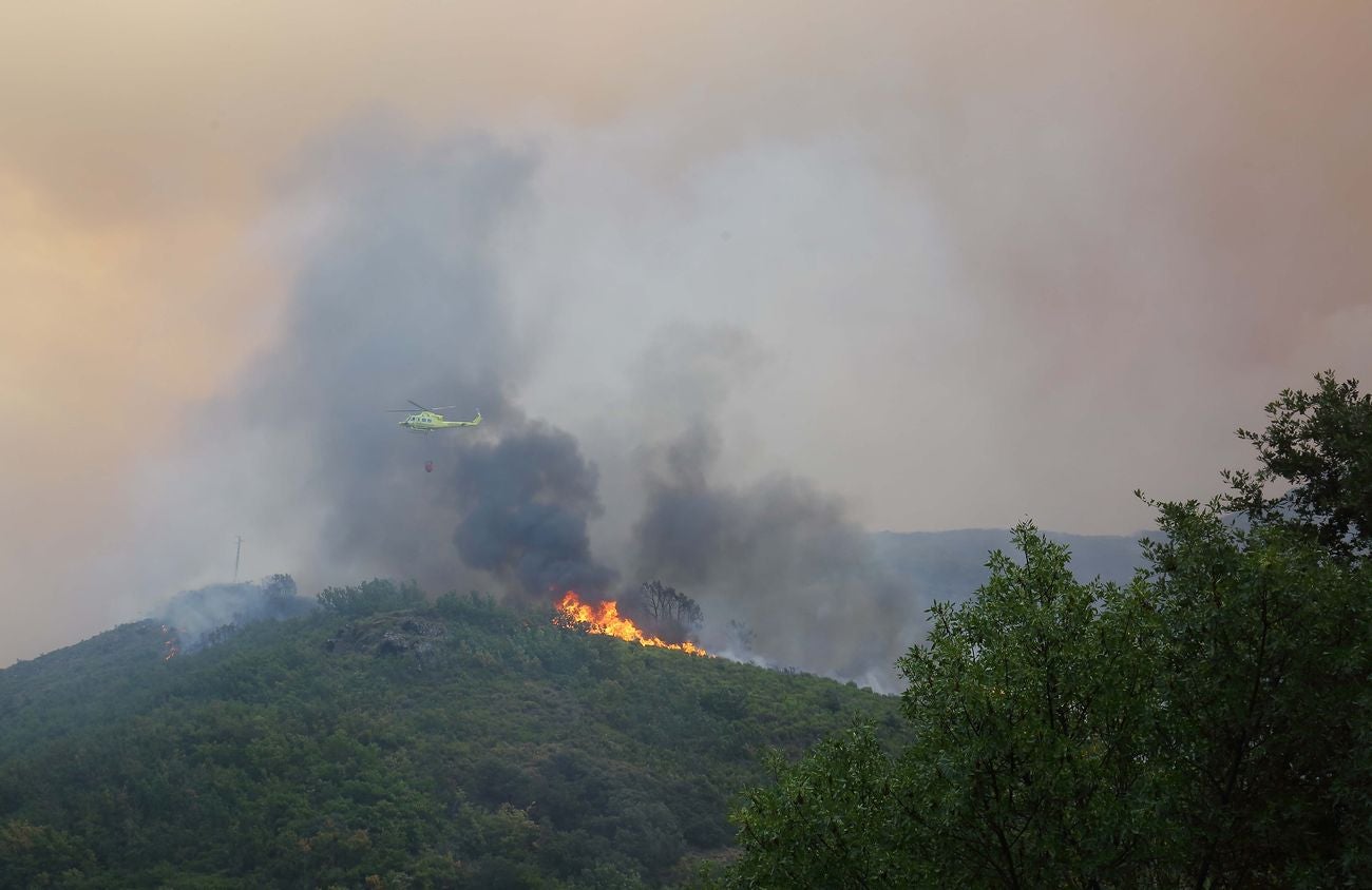 La ceniza caída del cielo y la intensa humareda visible desde varios kilómetros de distancia marcan el despertar de los pueblos afectados por el incendio de nivel 2 que afecta a los municipios leoneses de Truchas y Encinedo