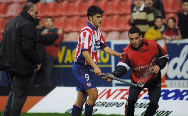 David Villa, jugador del Sporting, en los incidentes que propiciaron la clausura de El Molinón.
