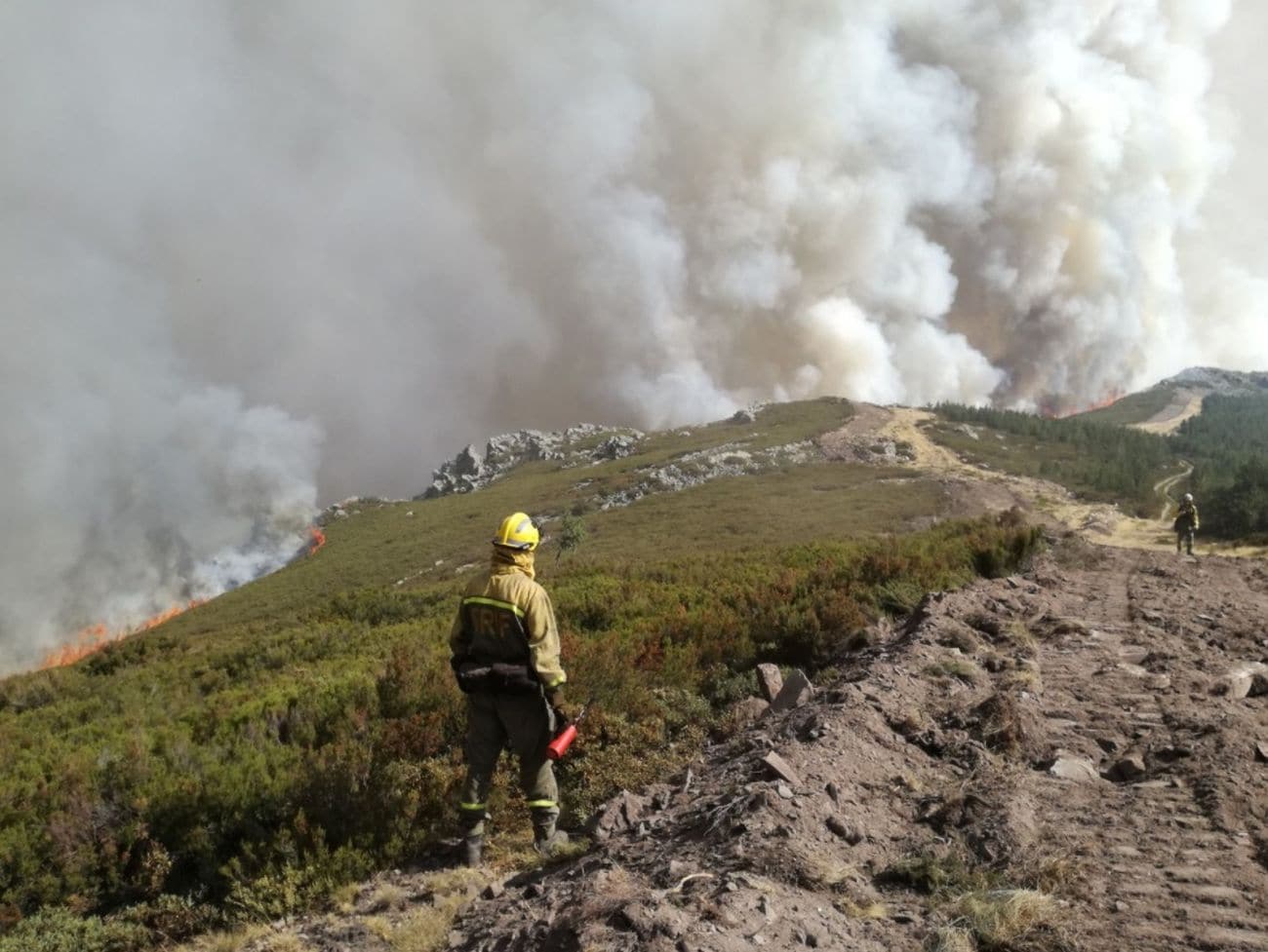 El presidente de la Junta de Castilla y León acude a la 'zona cero' del incendio de La Cabrera.