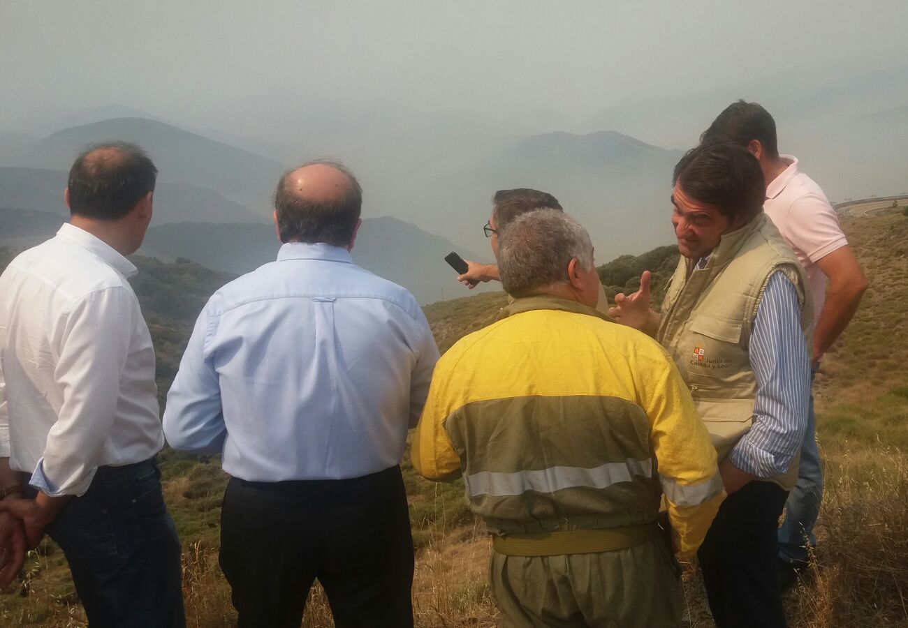 El presidente de la Junta de Castilla y León acude a la 'zona cero' del incendio de La Cabrera.