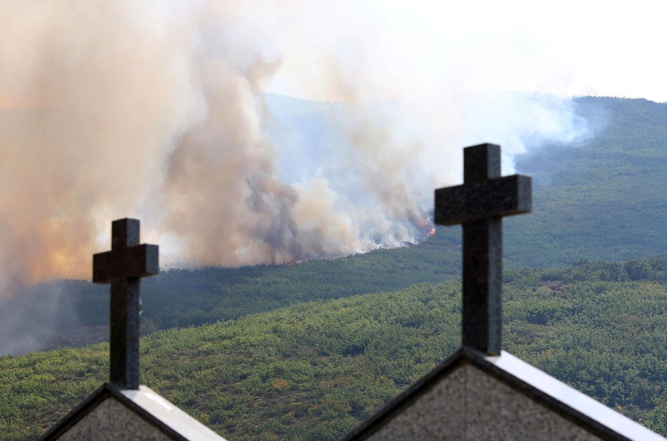 Las llamas avanzan sin control en la zona pese al esfuerzo de 300 efectivos | La lucha desde tierra y aire no evita que las llamas calcinen cuanto encuentran a su paso