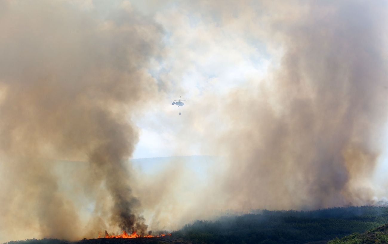 Las llamas avanzan sin control en la zona pese al esfuerzo de 300 efectivos | La lucha desde tierra y aire no evita que las llamas calcinen cuanto encuentran a su paso