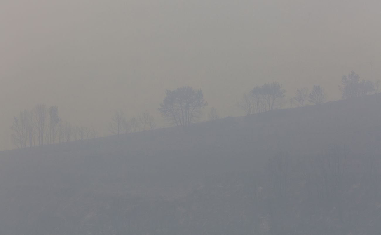 Las llamas avanzan sin control en la zona pese al esfuerzo de 300 efectivos | La lucha desde tierra y aire no evita que las llamas calcinen cuanto encuentran a su paso