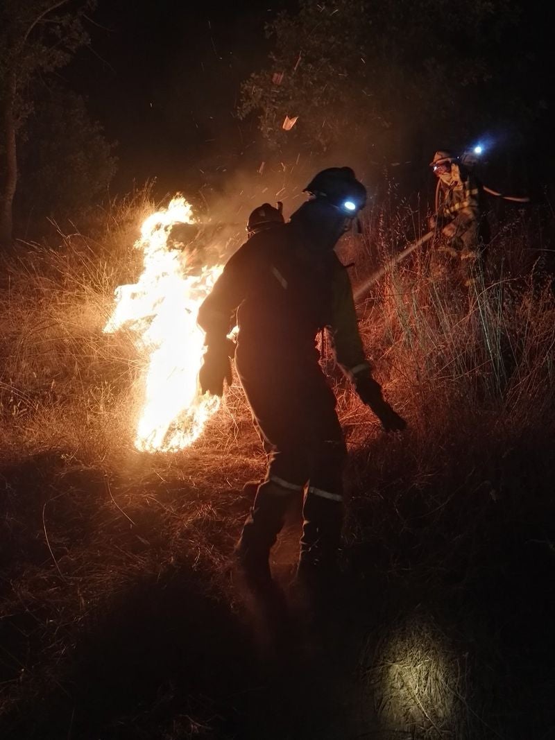 Las llamas avanzan sin control en la zona pese al esfuerzo de 300 efectivos | La lucha desde tierra y aire no evita que las llamas calcinen cuanto encuentran a su paso