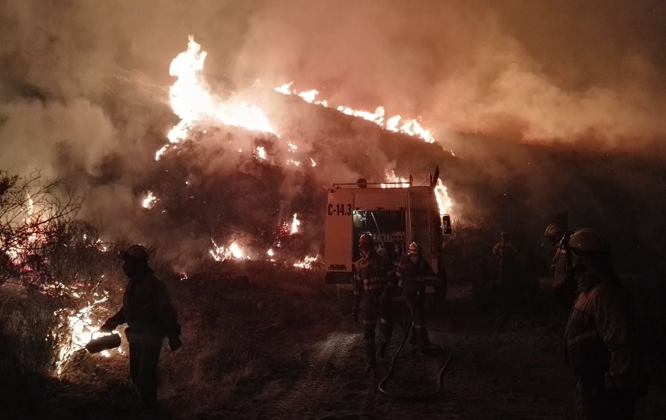 Las llamas avanzan sin control en la zona pese al esfuerzo de 300 efectivos | La lucha desde tierra y aire no evita que las llamas calcinen cuanto encuentran a su paso