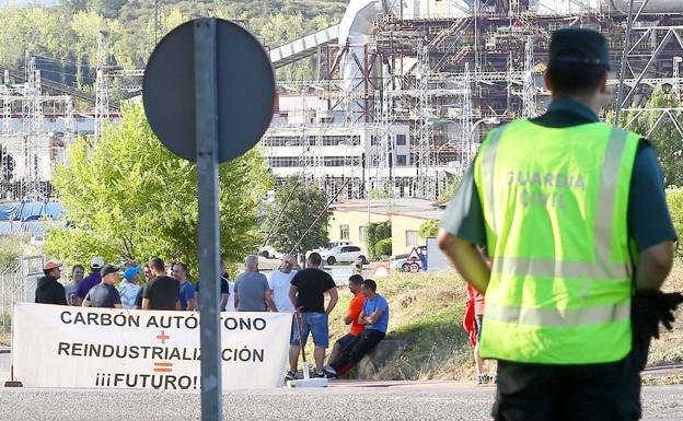 Un Guardia Civil observa a los mineros concentrados ante Compostilla.