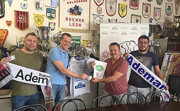 Integrantes de la peña El Barril.