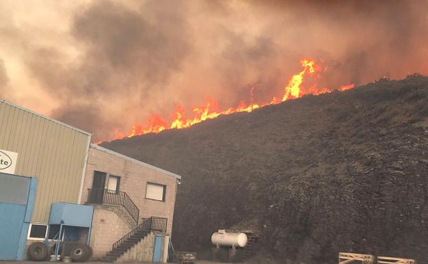 El fuego amenazando Robledo de Losada.