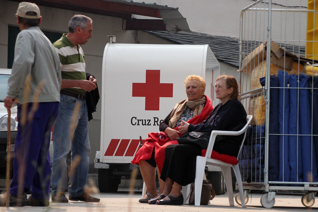 Vecinos de Trabazos alojados en el pabellón de La Baña