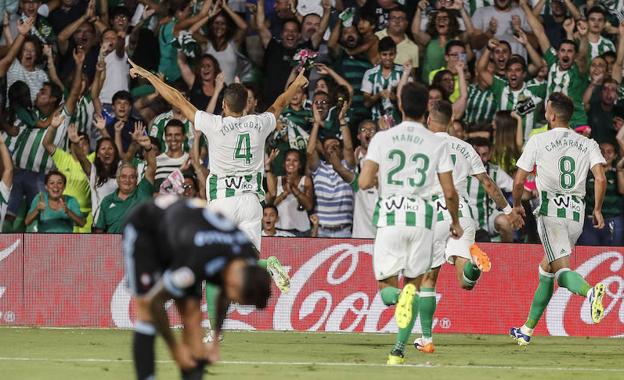 Los futbolistas del Betis celebran un gol. 