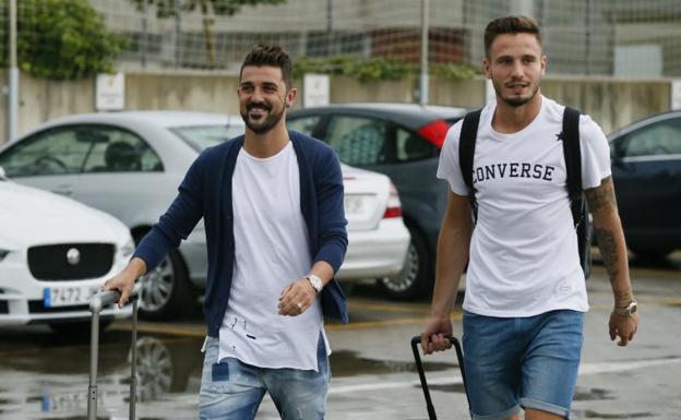 Villa (i) y Saúl (d), a su llegada a la Ciudad del Fútbol de Las Rozas. 